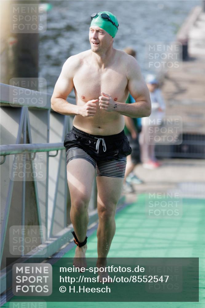 10.08.2025 - GEWOBA Citytriathlon Bremen H.Heesch http://msf.ph/oto/8552547 10.08.2025 10:29:40 Schwimmen 15 meine-sportfotos.de