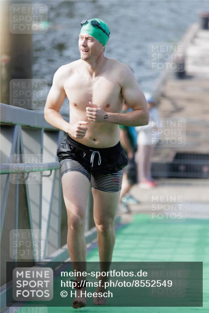 10.08.2025 - GEWOBA Citytriathlon Bremen H.Heesch http://msf.ph/oto/8552549 10.08.2025 10:29:41 Schwimmen 15 meine-sportfotos.de