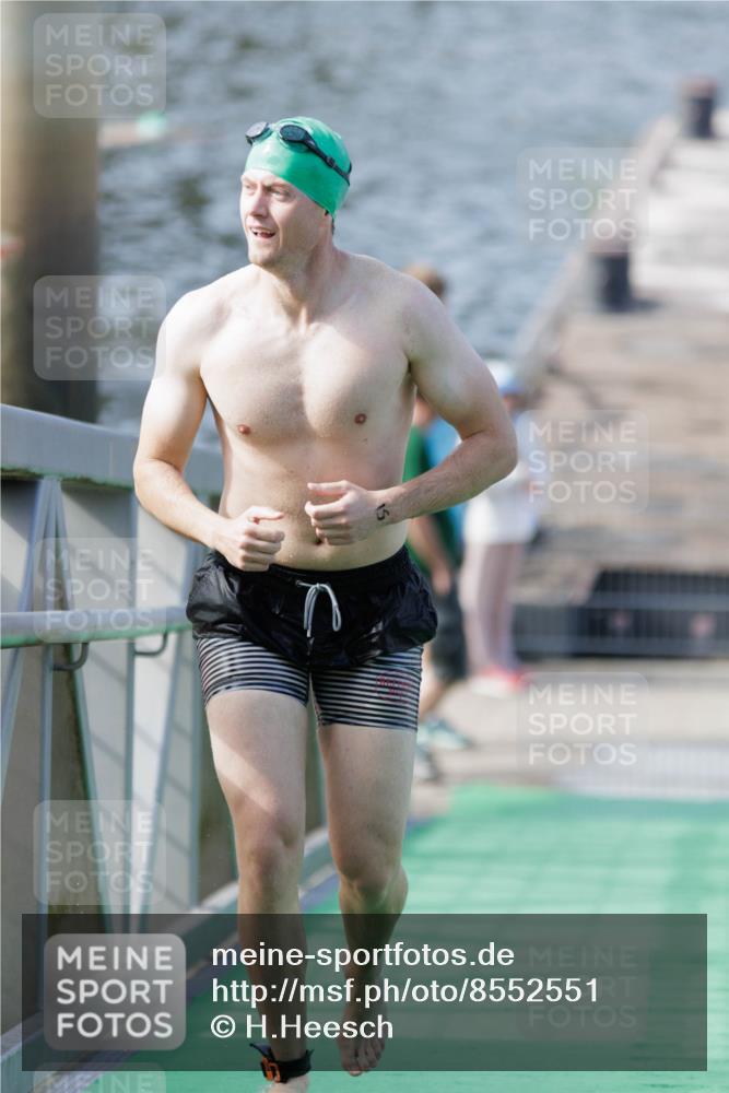 10.08.2025 - GEWOBA Citytriathlon Bremen H.Heesch http://msf.ph/oto/8552551 10.08.2025 10:29:41 Schwimmen 15 meine-sportfotos.de