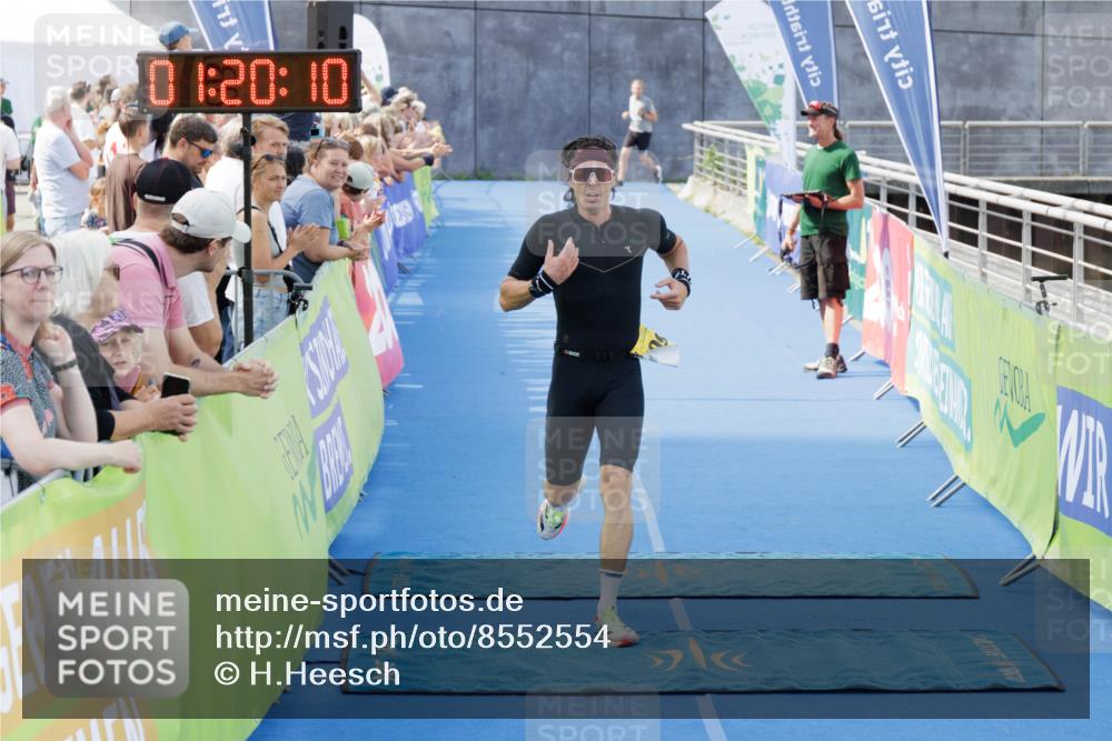 10.08.2025 - GEWOBA Citytriathlon Bremen H.Heesch http://msf.ph/oto/8552554 10.08.2025 11:23:52 Ziel 363, 409 meine-sportfotos.de