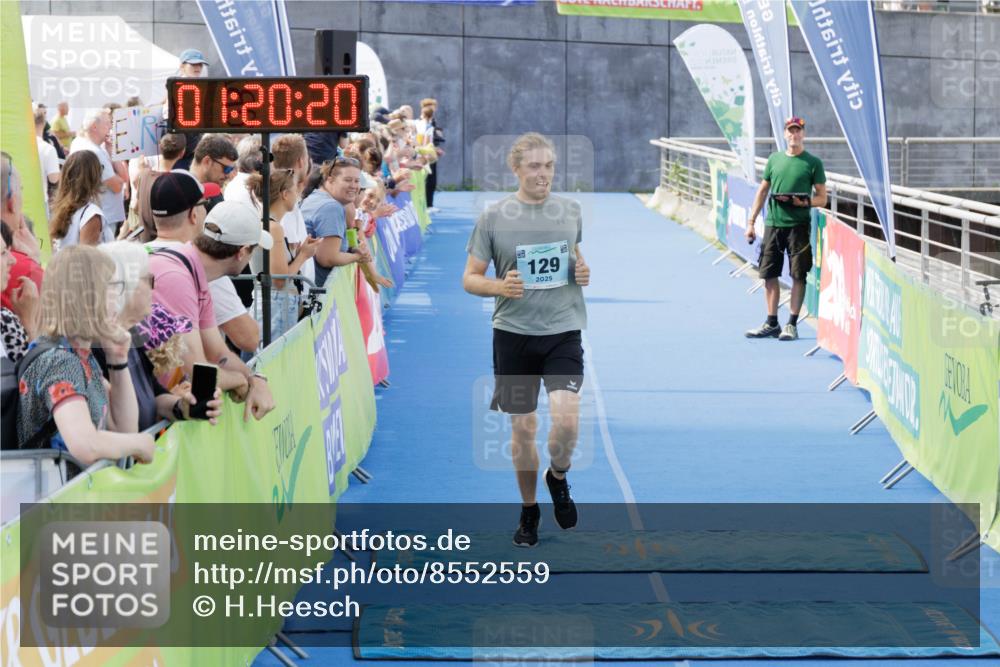10.08.2025 - GEWOBA Citytriathlon Bremen H.Heesch http://msf.ph/oto/8552559 10.08.2025 11:24:02 Ziel 129 meine-sportfotos.de