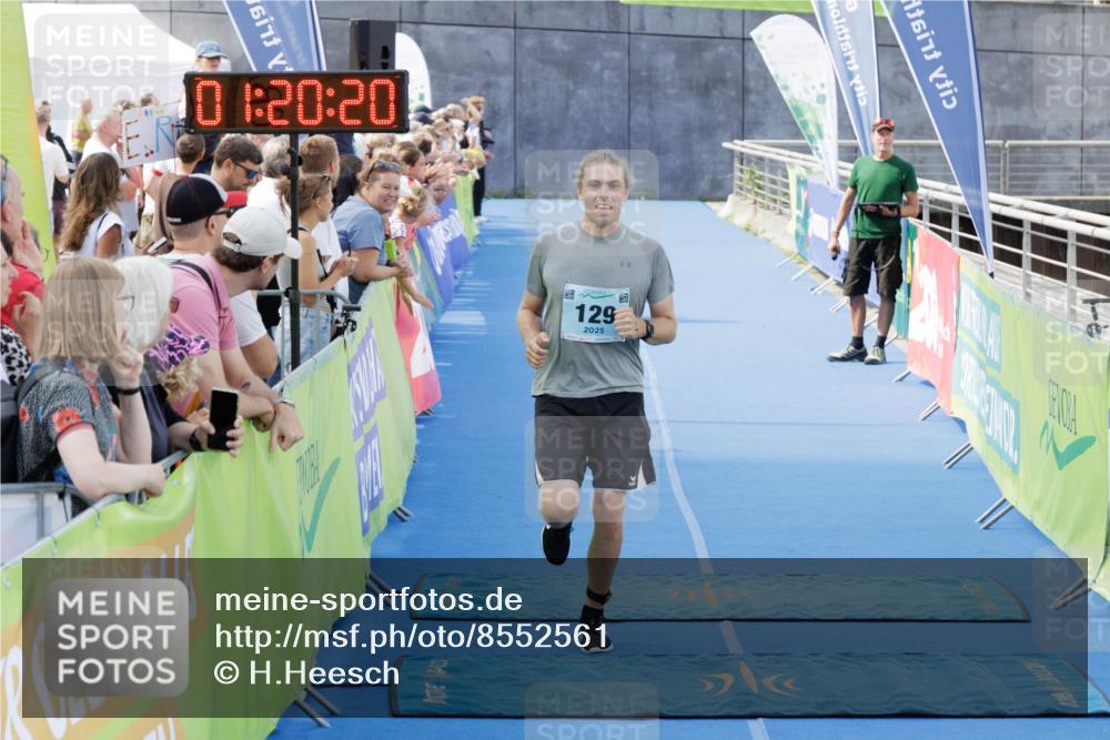 10.08.2025 - GEWOBA Citytriathlon Bremen H.Heesch http://msf.ph/oto/8552561 10.08.2025 11:24:02 Ziel 129 meine-sportfotos.de