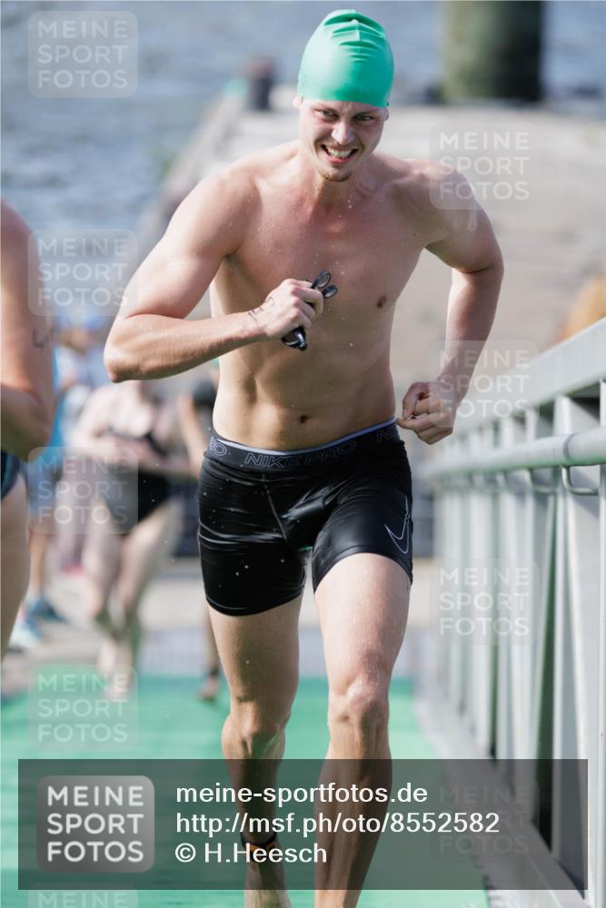 10.08.2025 - GEWOBA Citytriathlon Bremen H.Heesch http://msf.ph/oto/8552582 10.08.2025 10:30:00 Schwimmen 41, 149, 175 meine-sportfotos.de