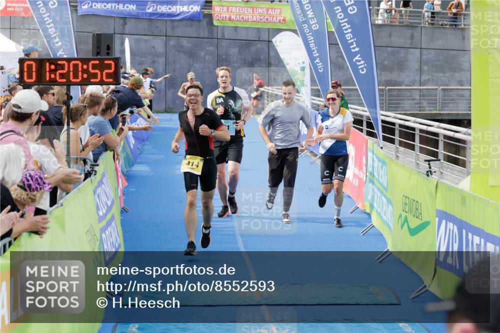 10.08.2025 - GEWOBA Citytriathlon Bremen H.Heesch http://msf.ph/oto/8552593 10.08.2025 11:24:33 Ziel 81, 389, 414 meine-sportfotos.de