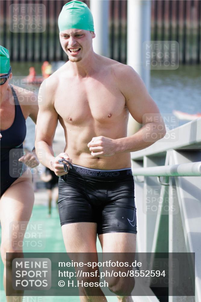 10.08.2025 - GEWOBA Citytriathlon Bremen H.Heesch http://msf.ph/oto/8552594 10.08.2025 10:30:01 Schwimmen 9, 41, 149, 175 meine-sportfotos.de