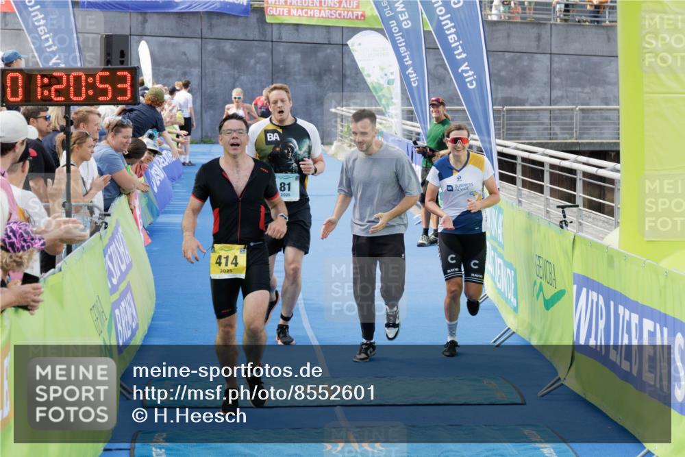 10.08.2025 - GEWOBA Citytriathlon Bremen H.Heesch http://msf.ph/oto/8552601 10.08.2025 11:24:34 Ziel 81, 389, 414, 509 meine-sportfotos.de