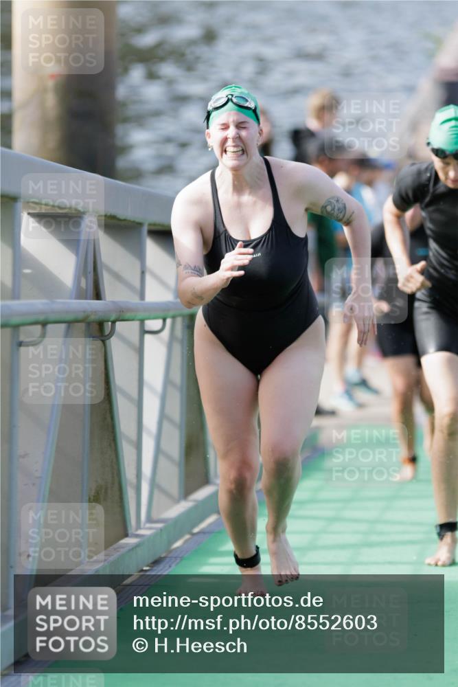 10.08.2025 - GEWOBA Citytriathlon Bremen H.Heesch http://msf.ph/oto/8552603 10.08.2025 10:30:04 Schwimmen 3, 9, 41, 149, 175, 189 meine-sportfotos.de