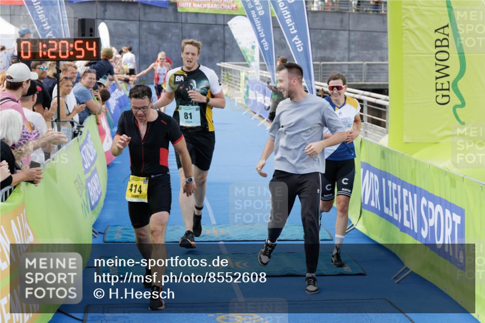 10.08.2025 - GEWOBA Citytriathlon Bremen H.Heesch http://msf.ph/oto/8552608 10.08.2025 11:24:35 Ziel 81, 389, 414, 434, 509 meine-sportfotos.de