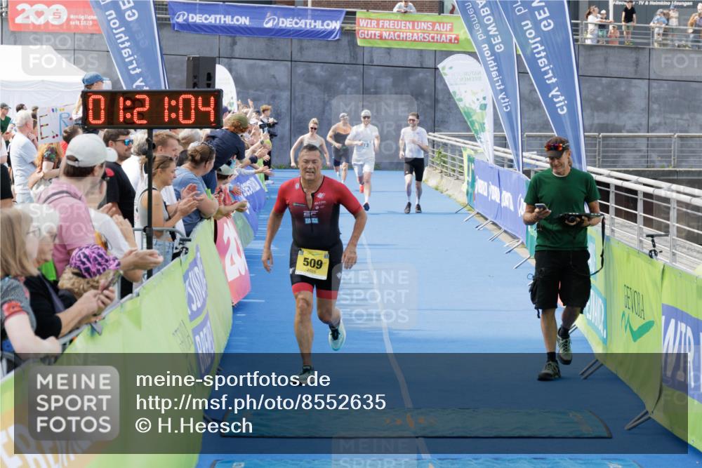 10.08.2025 - GEWOBA Citytriathlon Bremen H.Heesch http://msf.ph/oto/8552635 10.08.2025 11:24:46 Ziel 434, 509 meine-sportfotos.de