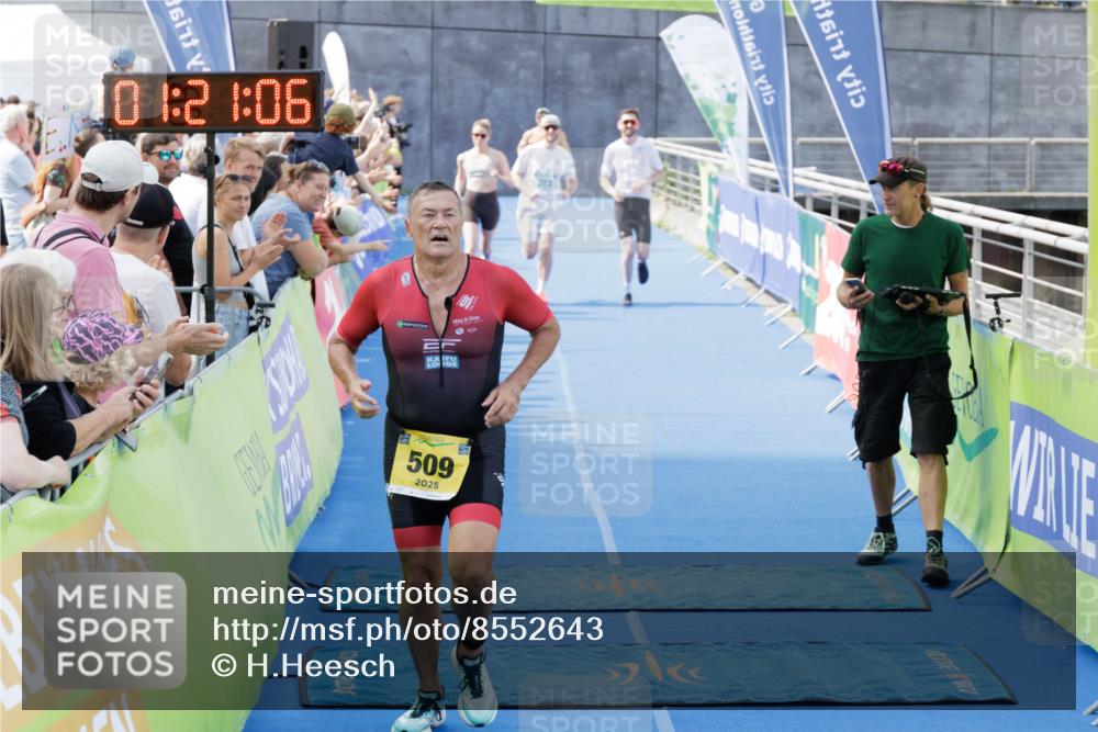 10.08.2025 - GEWOBA Citytriathlon Bremen H.Heesch http://msf.ph/oto/8552643 10.08.2025 11:24:47 Ziel 213, 434, 509 meine-sportfotos.de