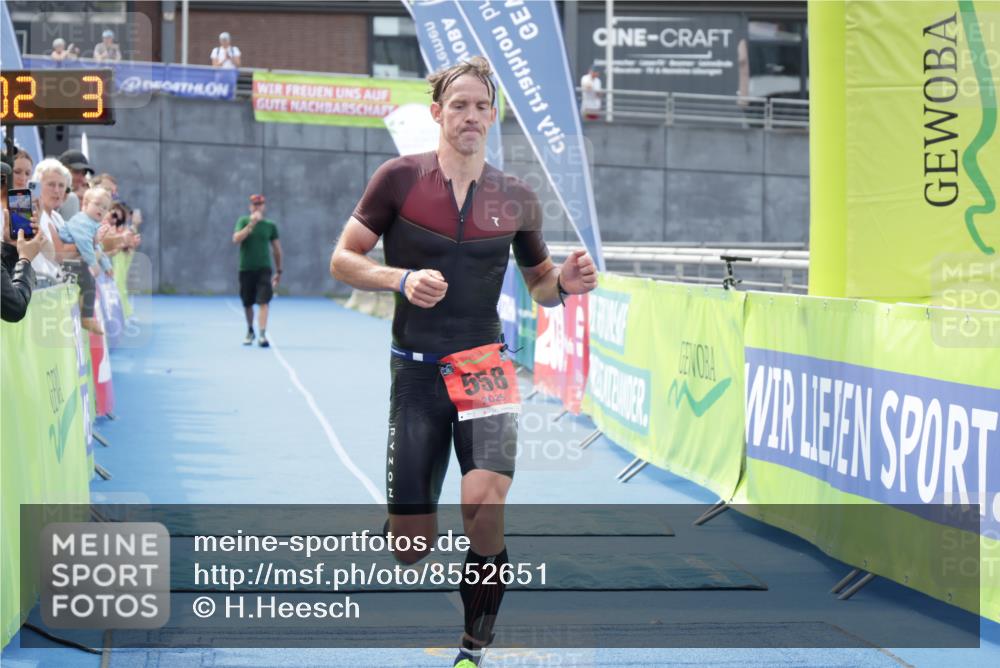 10.08.2025 - GEWOBA Citytriathlon Bremen H.Heesch http://msf.ph/oto/8552651 10.08.2025 13:22:20 Ziel 558 meine-sportfotos.de