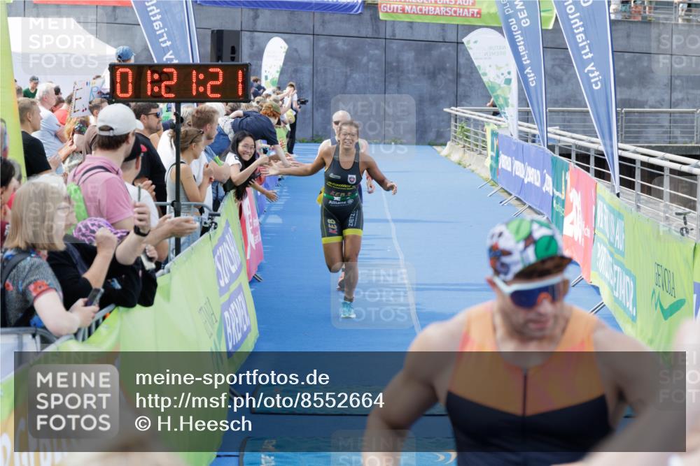 10.08.2025 - GEWOBA Citytriathlon Bremen H.Heesch http://msf.ph/oto/8552664 10.08.2025 11:25:02 Ziel 407, 423, 437 meine-sportfotos.de