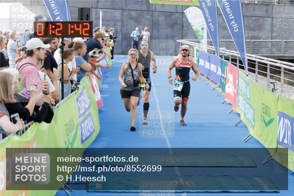 10.08.2025 - GEWOBA Citytriathlon Bremen H.Heesch http://msf.ph/oto/8552699 10.08.2025 11:25:23 Ziel 43, 424 meine-sportfotos.de