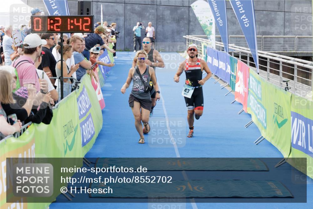 10.08.2025 - GEWOBA Citytriathlon Bremen H.Heesch http://msf.ph/oto/8552702 10.08.2025 11:25:24 Ziel 43, 424 meine-sportfotos.de