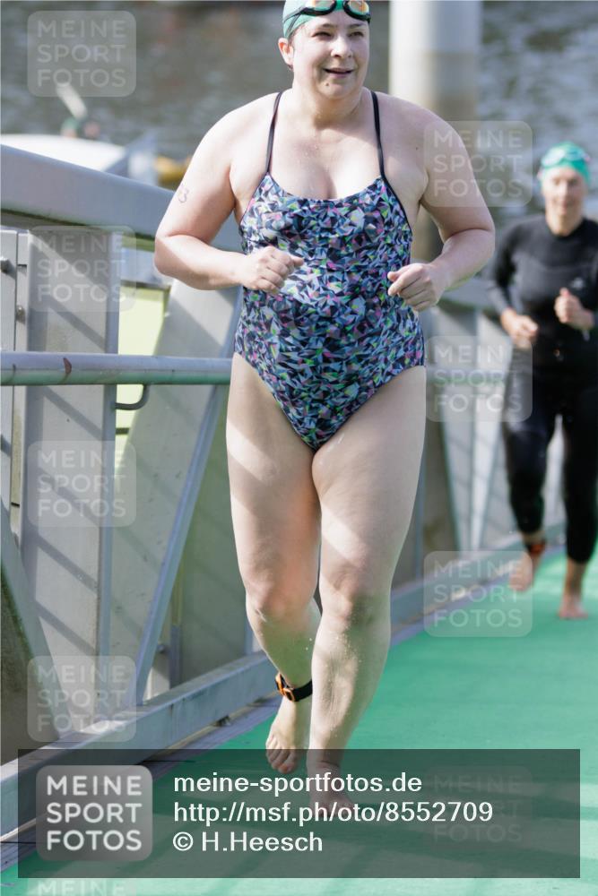 10.08.2025 - GEWOBA Citytriathlon Bremen H.Heesch http://msf.ph/oto/8552709 10.08.2025 10:30:34 Schwimmen 13, 89, 173, 191, 217 meine-sportfotos.de