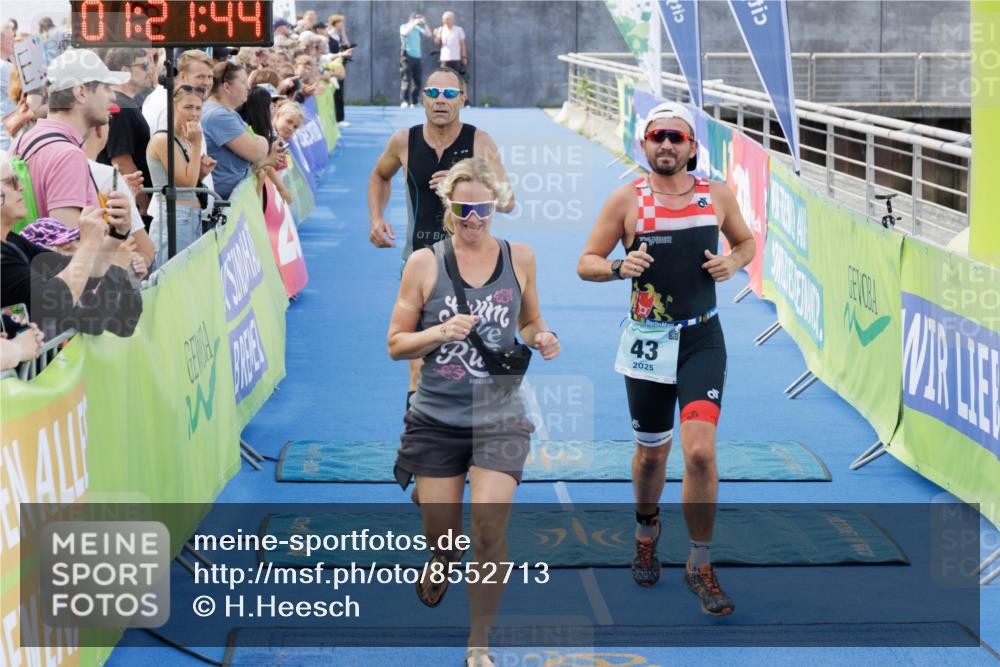 10.08.2025 - GEWOBA Citytriathlon Bremen H.Heesch http://msf.ph/oto/8552713 10.08.2025 11:25:25 Ziel 43, 424 meine-sportfotos.de