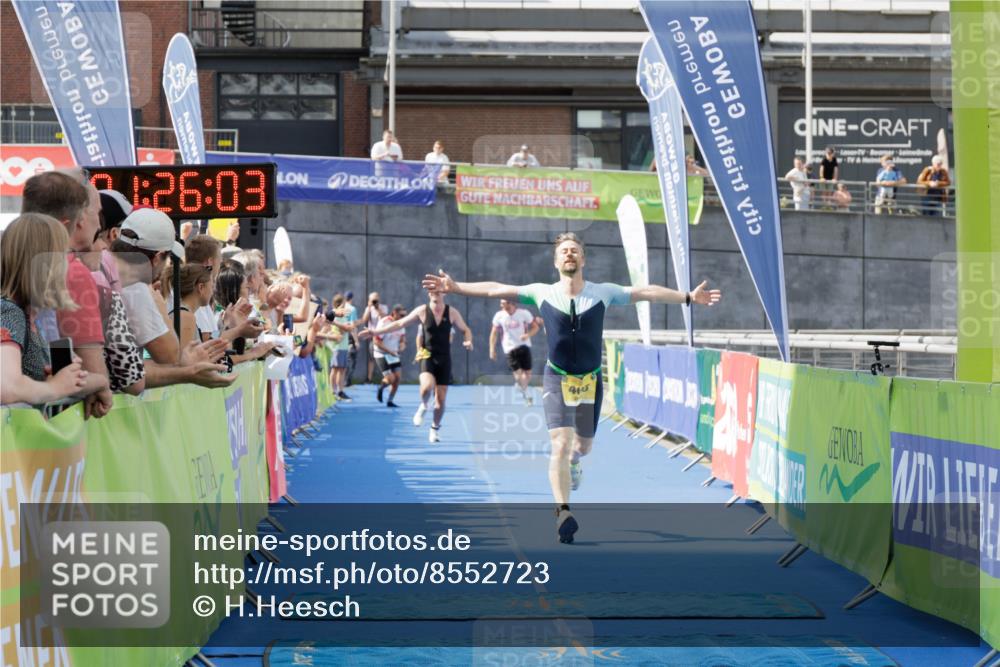 10.08.2025 - GEWOBA Citytriathlon Bremen H.Heesch http://msf.ph/oto/8552723 10.08.2025 11:29:44 Ziel 380, 405 meine-sportfotos.de