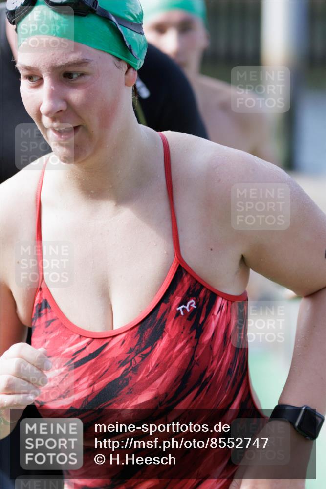 10.08.2025 - GEWOBA Citytriathlon Bremen H.Heesch http://msf.ph/oto/8552747 10.08.2025 10:30:44 Schwimmen 13, 67, 217 meine-sportfotos.de