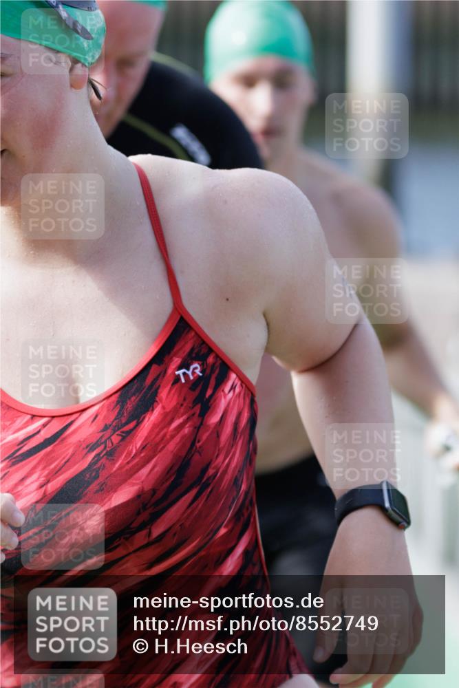 10.08.2025 - GEWOBA Citytriathlon Bremen H.Heesch http://msf.ph/oto/8552749 10.08.2025 10:30:44 Schwimmen 13, 67, 217 meine-sportfotos.de