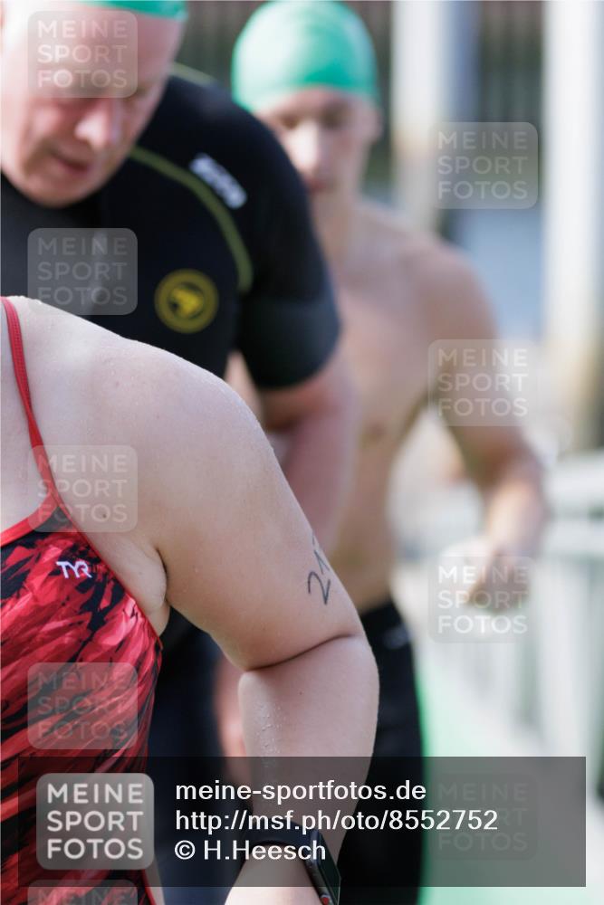 10.08.2025 - GEWOBA Citytriathlon Bremen H.Heesch http://msf.ph/oto/8552752 10.08.2025 10:30:44 Schwimmen 13, 67, 217 meine-sportfotos.de