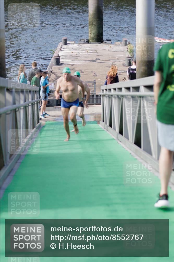 10.08.2025 - GEWOBA Citytriathlon Bremen H.Heesch http://msf.ph/oto/8552767 10.08.2025 10:30:48 Schwimmen 67, 131, 169 meine-sportfotos.de