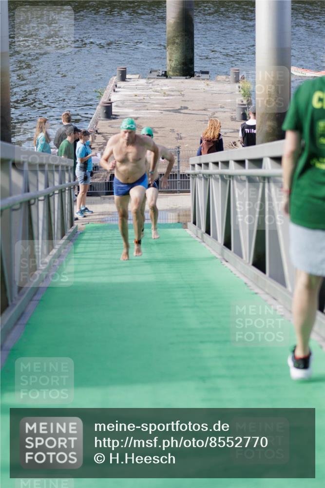 10.08.2025 - GEWOBA Citytriathlon Bremen H.Heesch http://msf.ph/oto/8552770 10.08.2025 10:30:48 Schwimmen 67, 131, 169 meine-sportfotos.de