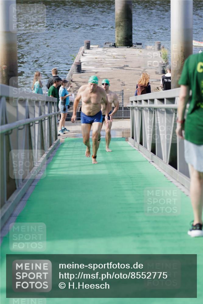 10.08.2025 - GEWOBA Citytriathlon Bremen H.Heesch http://msf.ph/oto/8552775 10.08.2025 10:30:49 Schwimmen 67, 131, 169 meine-sportfotos.de
