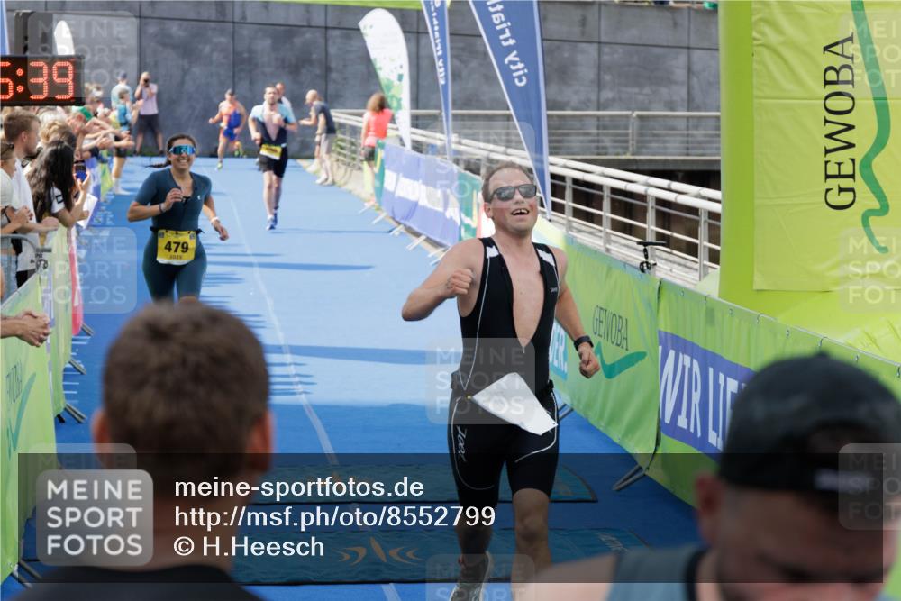 10.08.2025 - GEWOBA Citytriathlon Bremen H.Heesch http://msf.ph/oto/8552799 10.08.2025 11:30:20 Ziel 377, 393, 479, 508 meine-sportfotos.de