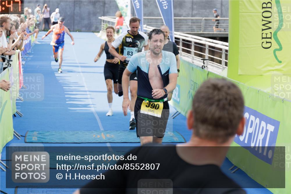 10.08.2025 - GEWOBA Citytriathlon Bremen H.Heesch http://msf.ph/oto/8552807 10.08.2025 11:30:29 Ziel 83, 377, 390, 433, 479 meine-sportfotos.de