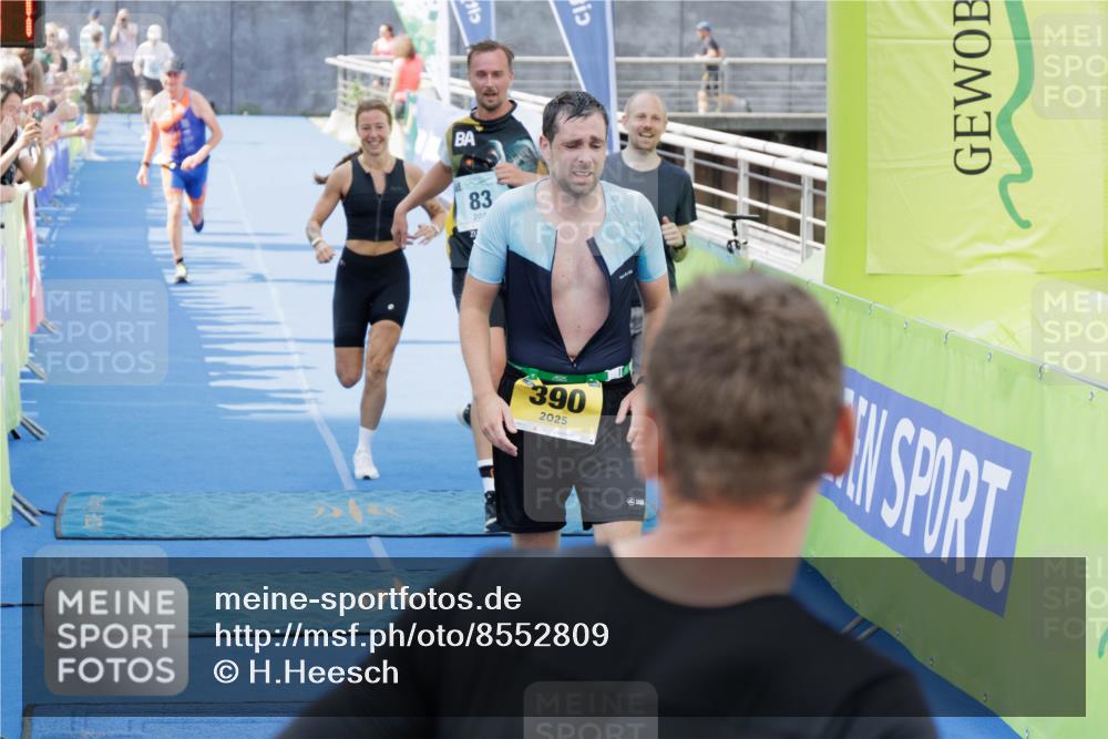 10.08.2025 - GEWOBA Citytriathlon Bremen H.Heesch http://msf.ph/oto/8552809 10.08.2025 11:30:29 Ziel 83, 377, 390, 433, 479 meine-sportfotos.de
