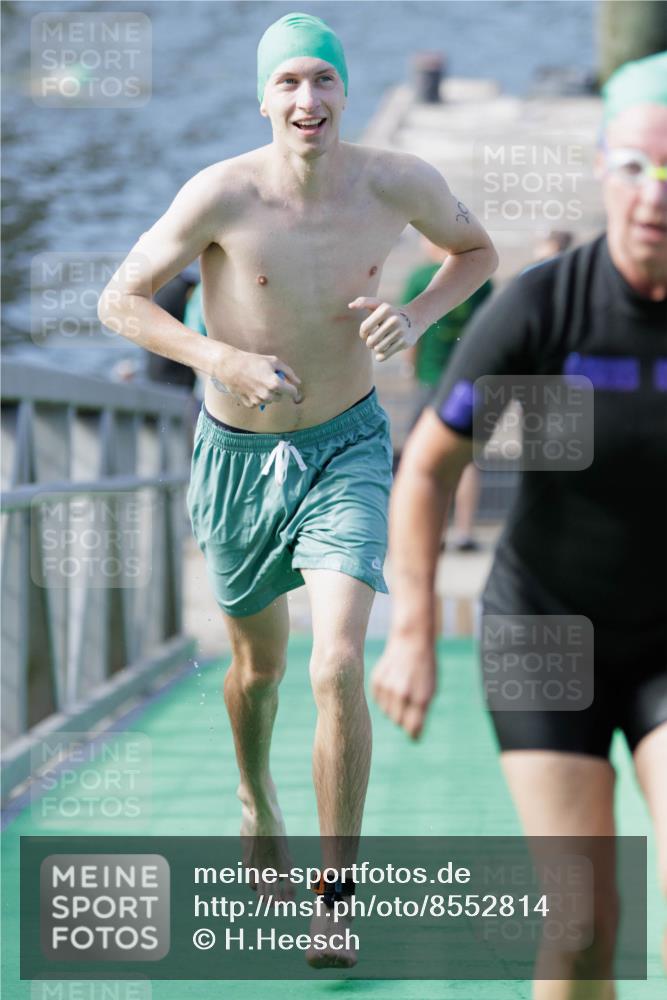 10.08.2025 - GEWOBA Citytriathlon Bremen H.Heesch http://msf.ph/oto/8552814 10.08.2025 10:31:06 Schwimmen 183, 203 meine-sportfotos.de