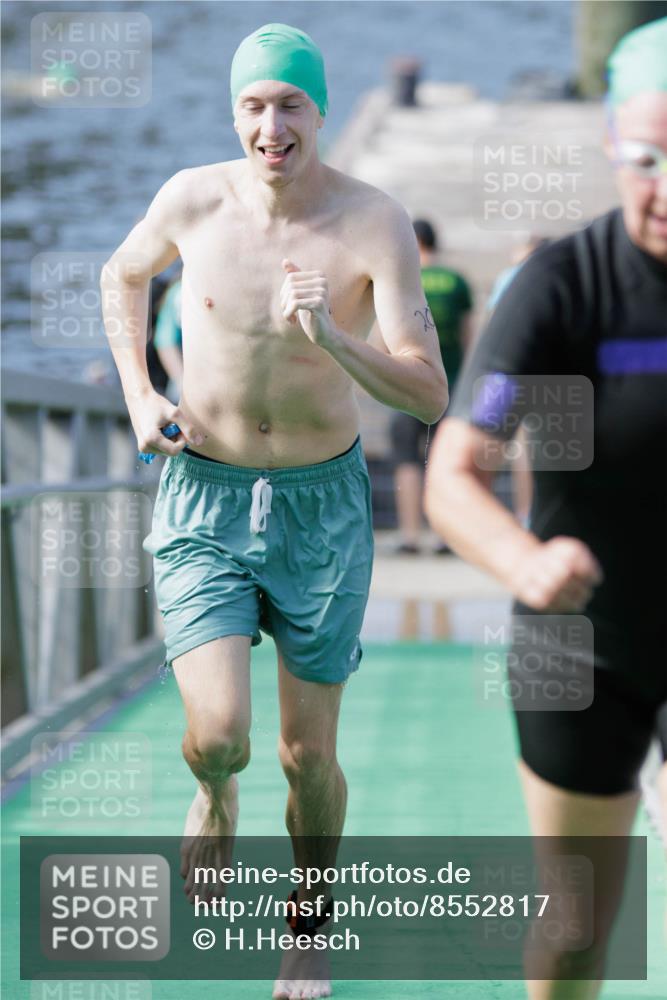 10.08.2025 - GEWOBA Citytriathlon Bremen H.Heesch http://msf.ph/oto/8552817 10.08.2025 10:31:06 Schwimmen 183, 203 meine-sportfotos.de