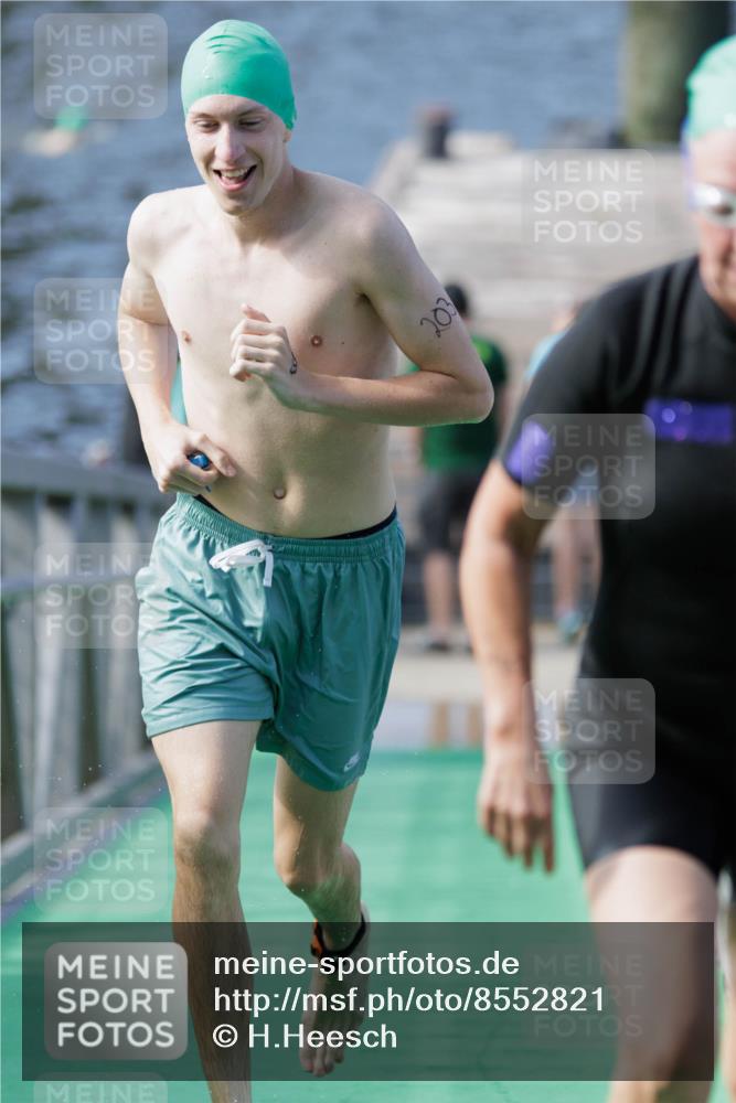 10.08.2025 - GEWOBA Citytriathlon Bremen H.Heesch http://msf.ph/oto/8552821 10.08.2025 10:31:06 Schwimmen 183, 203 meine-sportfotos.de