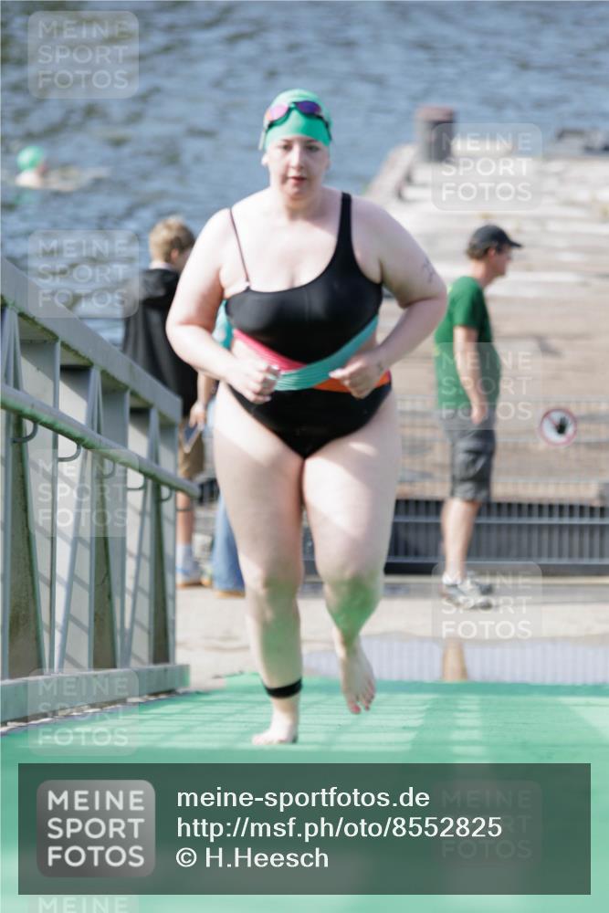 10.08.2025 - GEWOBA Citytriathlon Bremen H.Heesch http://msf.ph/oto/8552825 10.08.2025 10:31:17 Schwimmen 25 meine-sportfotos.de