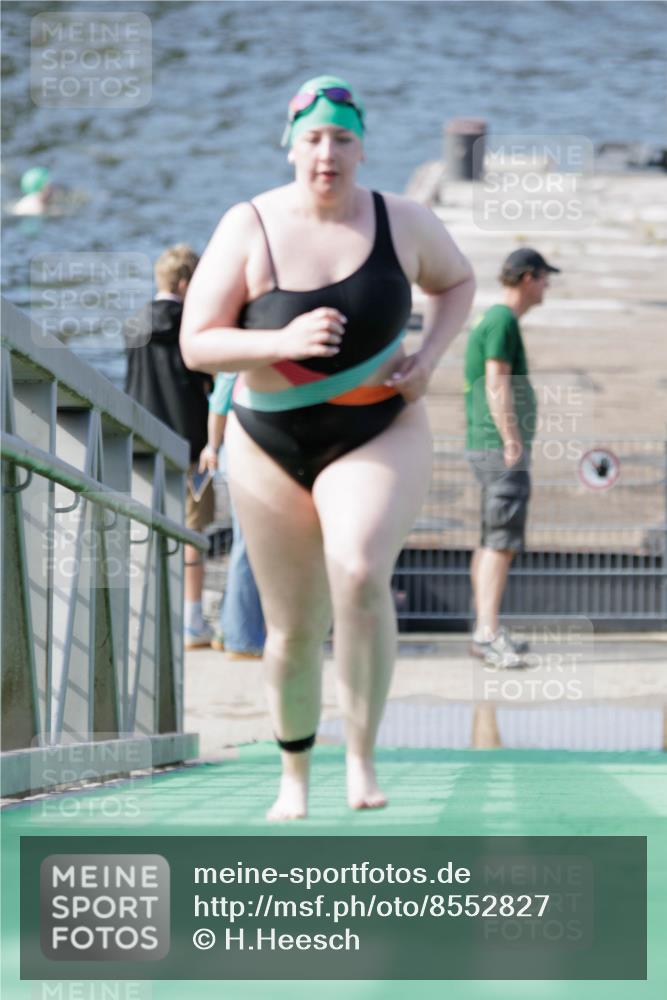 10.08.2025 - GEWOBA Citytriathlon Bremen H.Heesch http://msf.ph/oto/8552827 10.08.2025 10:31:17 Schwimmen 25 meine-sportfotos.de