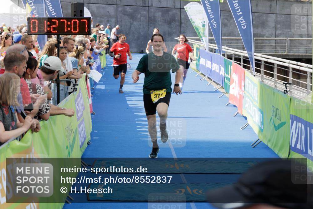10.08.2025 - GEWOBA Citytriathlon Bremen H.Heesch http://msf.ph/oto/8552837 10.08.2025 11:30:49 Ziel 97, 163, 371, 408 meine-sportfotos.de
