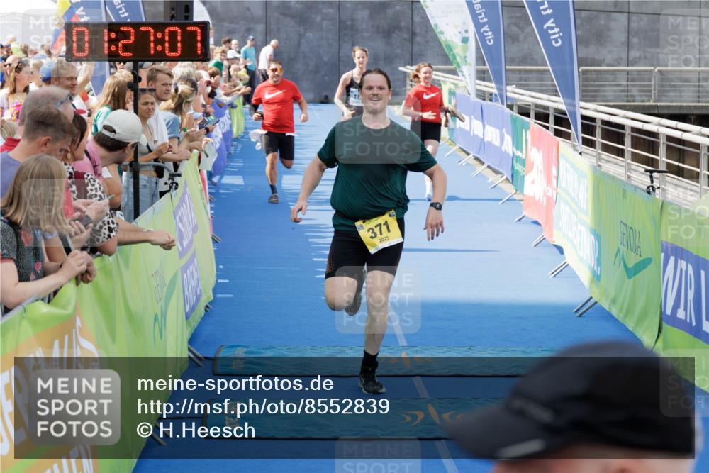 10.08.2025 - GEWOBA Citytriathlon Bremen H.Heesch http://msf.ph/oto/8552839 10.08.2025 11:30:49 Ziel 97, 163, 371, 408 meine-sportfotos.de