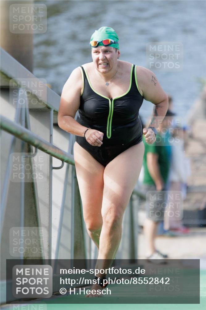 10.08.2025 - GEWOBA Citytriathlon Bremen H.Heesch http://msf.ph/oto/8552842 10.08.2025 10:31:38 Schwimmen 27 meine-sportfotos.de