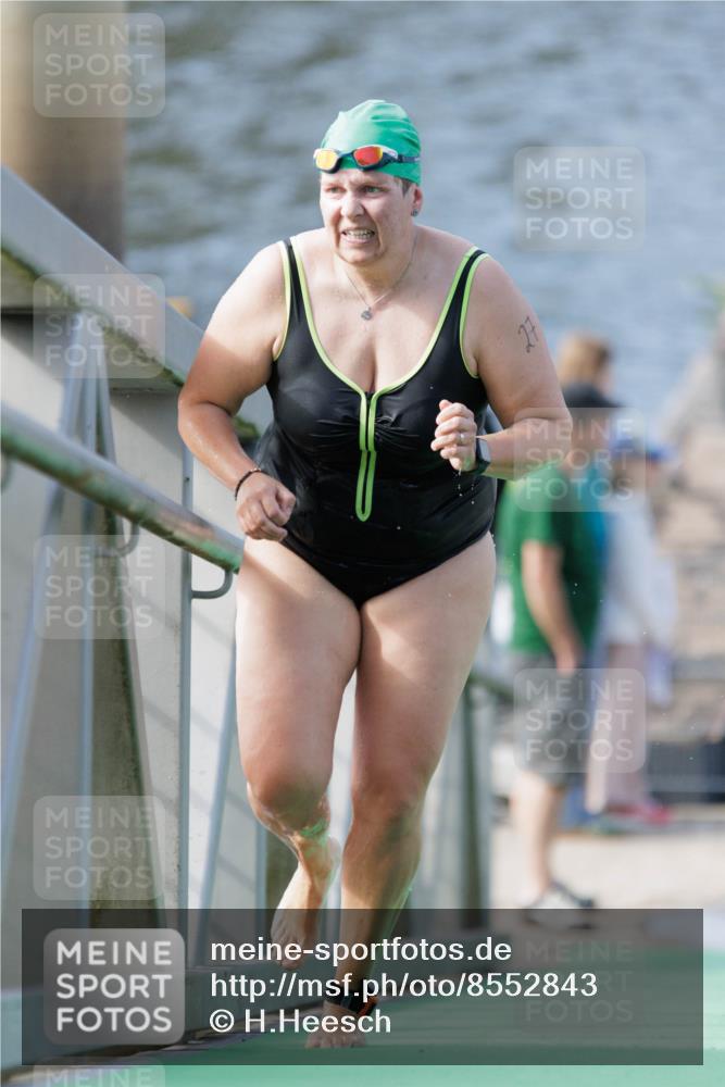 10.08.2025 - GEWOBA Citytriathlon Bremen H.Heesch http://msf.ph/oto/8552843 10.08.2025 10:31:38 Schwimmen 27 meine-sportfotos.de