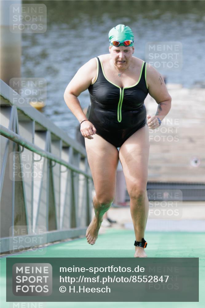 10.08.2025 - GEWOBA Citytriathlon Bremen H.Heesch http://msf.ph/oto/8552847 10.08.2025 10:31:39 Schwimmen 27 meine-sportfotos.de