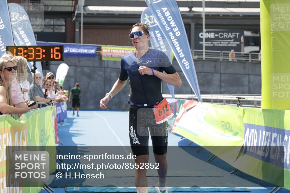 10.08.2025 - GEWOBA Citytriathlon Bremen H.Heesch http://msf.ph/oto/8552852 10.08.2025 13:33:19 Ziel 612 meine-sportfotos.de