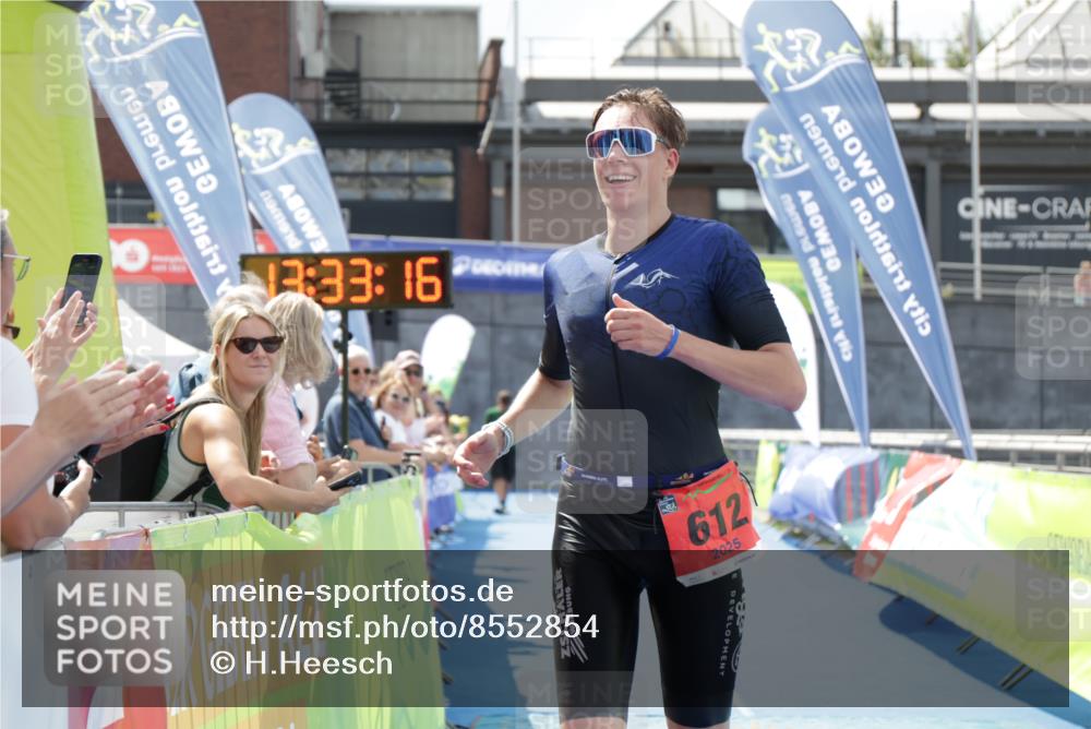 10.08.2025 - GEWOBA Citytriathlon Bremen H.Heesch http://msf.ph/oto/8552854 10.08.2025 13:33:19 Ziel 612 meine-sportfotos.de