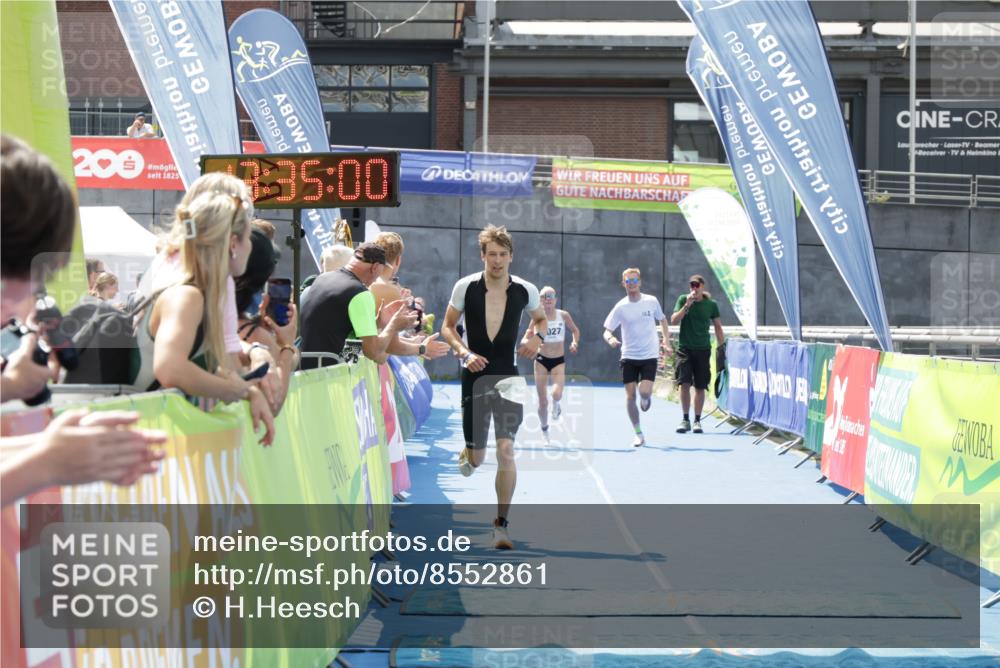 10.08.2025 - GEWOBA Citytriathlon Bremen H.Heesch http://msf.ph/oto/8552861 10.08.2025 13:35:03 Ziel 1027 meine-sportfotos.de