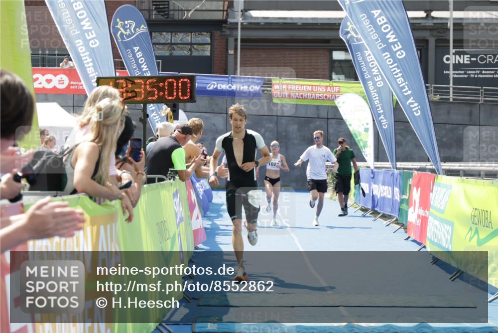 10.08.2025 - GEWOBA Citytriathlon Bremen H.Heesch http://msf.ph/oto/8552862 10.08.2025 13:35:04 Ziel 1027 meine-sportfotos.de