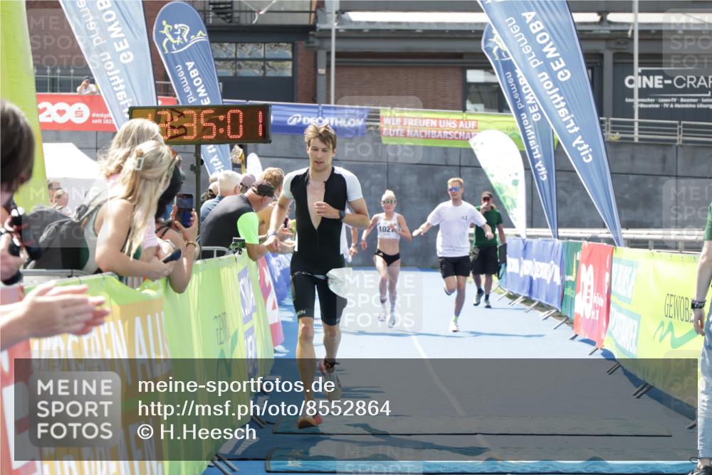 10.08.2025 - GEWOBA Citytriathlon Bremen H.Heesch http://msf.ph/oto/8552864 10.08.2025 13:35:04 Ziel 1027 meine-sportfotos.de