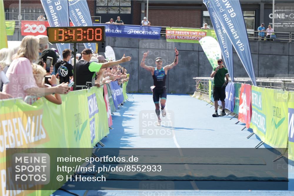 10.08.2025 - GEWOBA Citytriathlon Bremen H.Heesch http://msf.ph/oto/8552933 10.08.2025 13:43:11 Ziel 654 meine-sportfotos.de