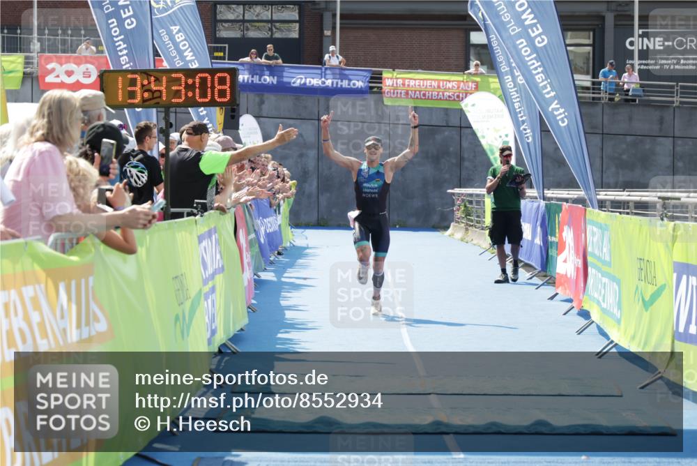 10.08.2025 - GEWOBA Citytriathlon Bremen H.Heesch http://msf.ph/oto/8552934 10.08.2025 13:43:11 Ziel 654 meine-sportfotos.de