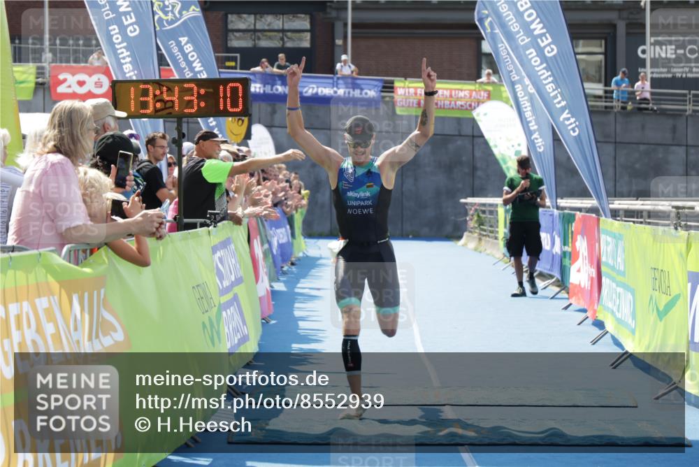 10.08.2025 - GEWOBA Citytriathlon Bremen H.Heesch http://msf.ph/oto/8552939 10.08.2025 13:43:13 Ziel 654 meine-sportfotos.de