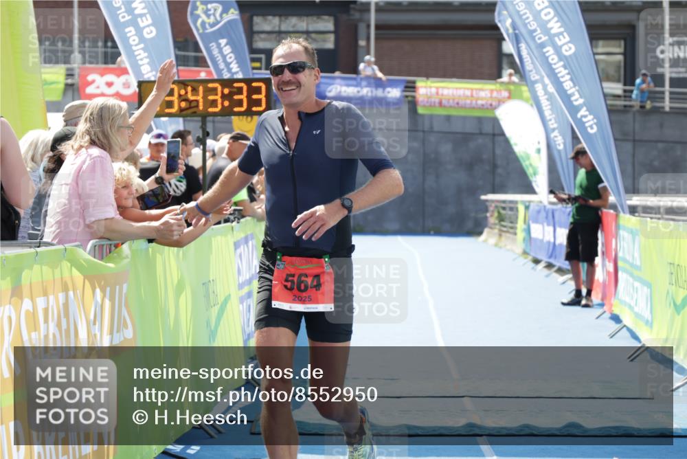 10.08.2025 - GEWOBA Citytriathlon Bremen H.Heesch http://msf.ph/oto/8552950 10.08.2025 13:43:36 Ziel 564 meine-sportfotos.de
