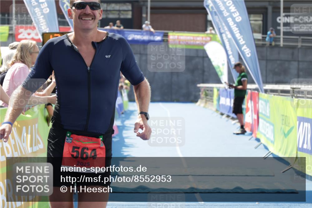 10.08.2025 - GEWOBA Citytriathlon Bremen H.Heesch http://msf.ph/oto/8552953 10.08.2025 13:43:37 Ziel 564 meine-sportfotos.de